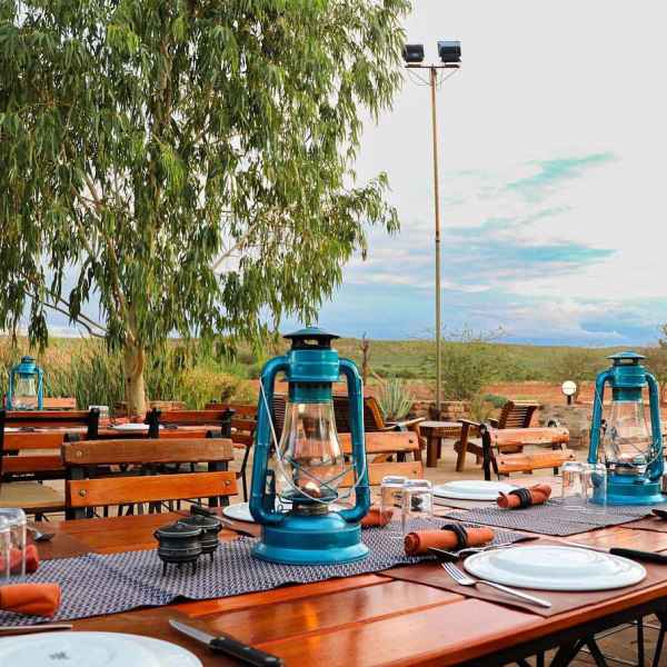 Abendessen und gedeckter Tisch auf einer Lodge in Namibia