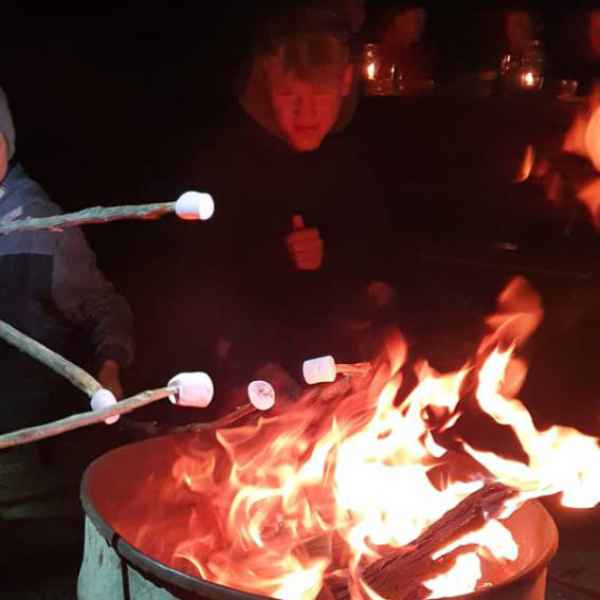 Marshmellow Grillen über dem Lagerfeuer