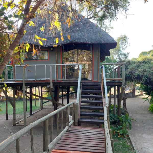 Kleine rustikale Hütten auf Stelzen nahe dem Chobe Park Botswana