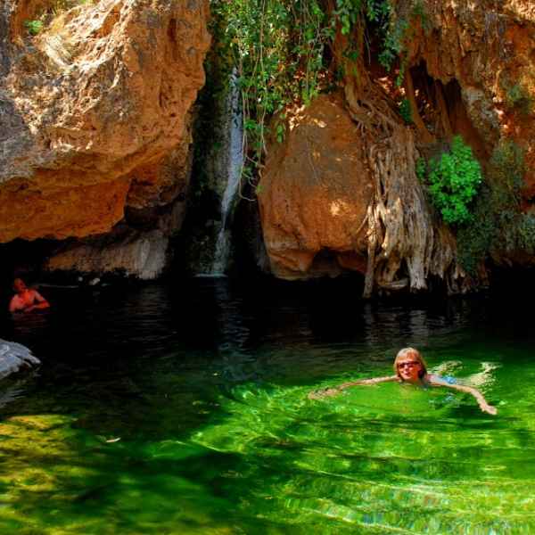 Schwimmen in einer Quelle im Damaraland