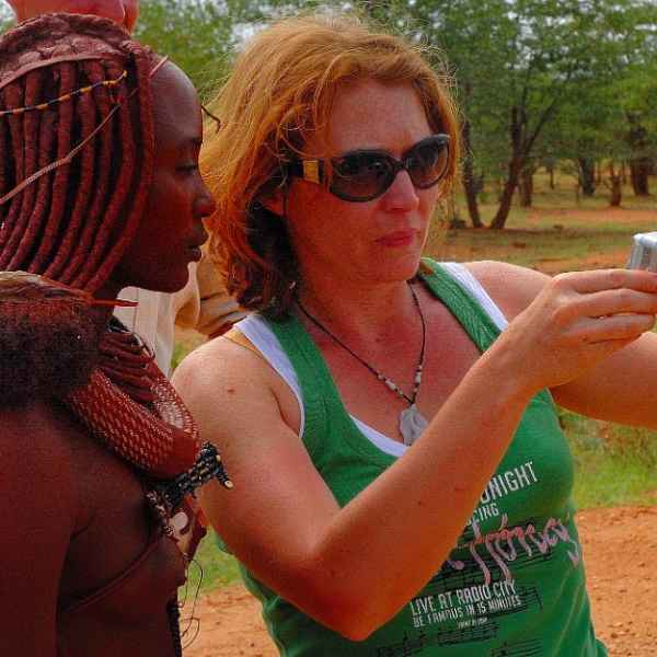 Besucher und Ovahimbafrau