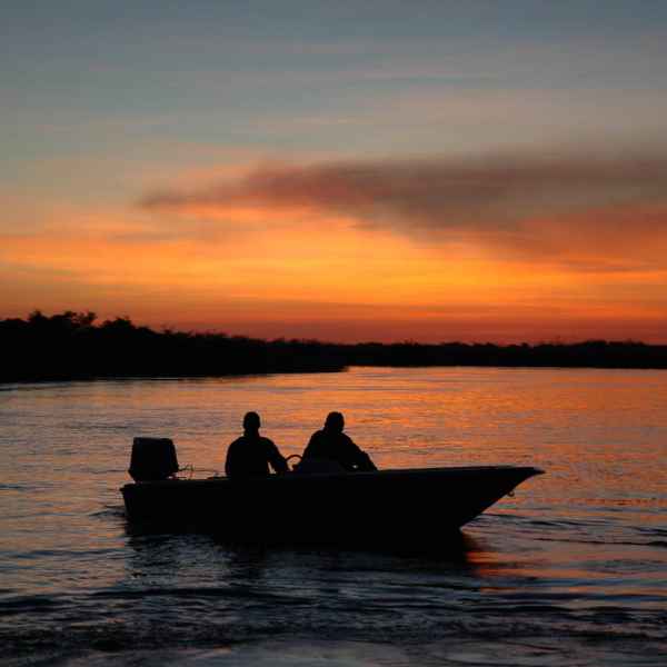 Bootsfahrten im Sonnenuntergang
