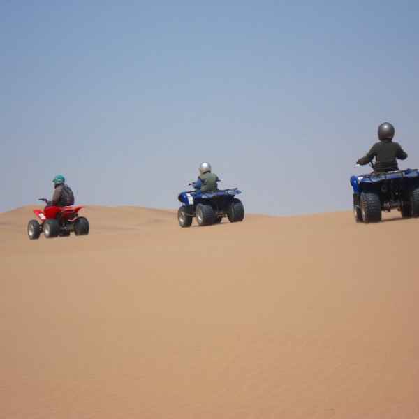 Quadbiken in unendlicher Wüste