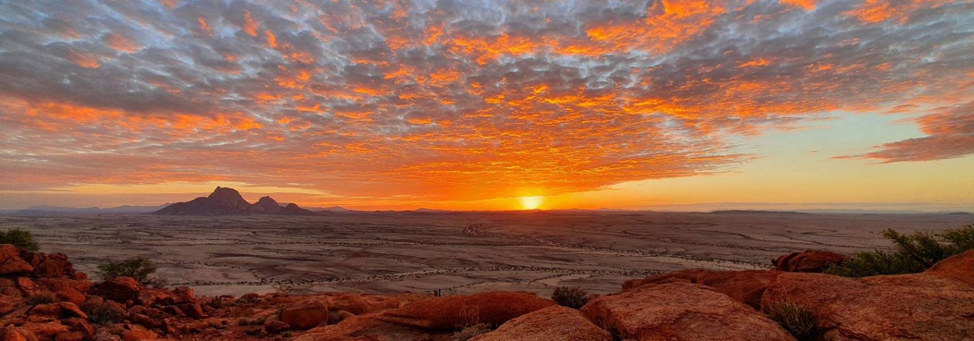 Magischer Sonnenuntergang in Namibia